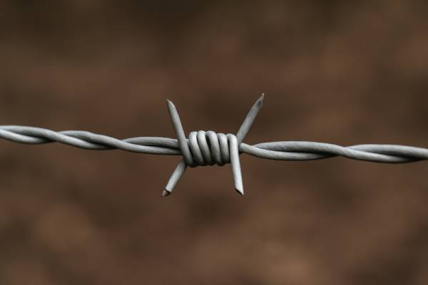 Instalación de alambre de púas